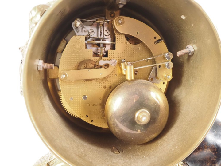 Pendule de cheminée de style Louis XV en bronze et bronze patiné. (cop