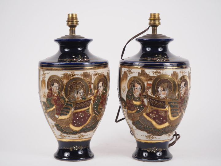 SATSUMA.  Paire de vases fin XIXème en céramique polychrome, à décor d