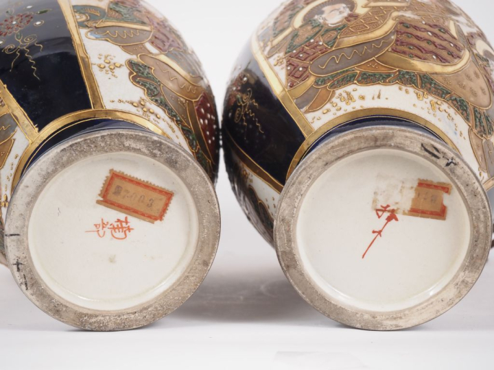 SATSUMA.  Paire de vases fin XIXème en céramique polychrome, à décor d