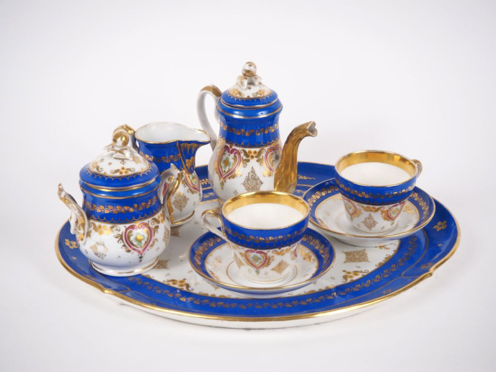 Tête à tête Napoléon III en porcelaine de Paris, à décor de fleurons, 