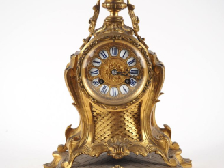 Vente aux enchères Cartel de style Rocaille en bronze doré, chiffres du cadran émaillés. 
