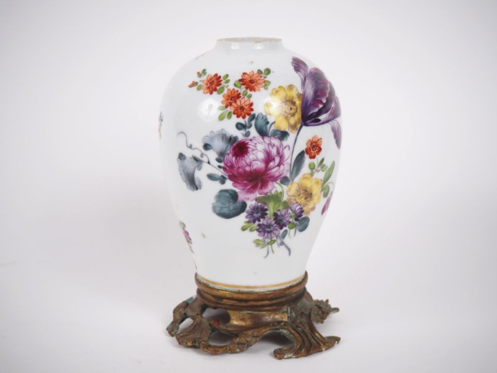 Pied de lampe en porcelaine de Saxe, à décor de fleurs polychromes. H.