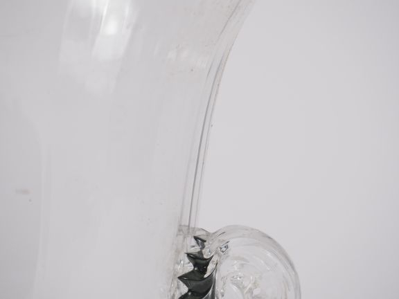 Seau à champagne en cristal, décor de lisérés dorés. H. 22,5 cm