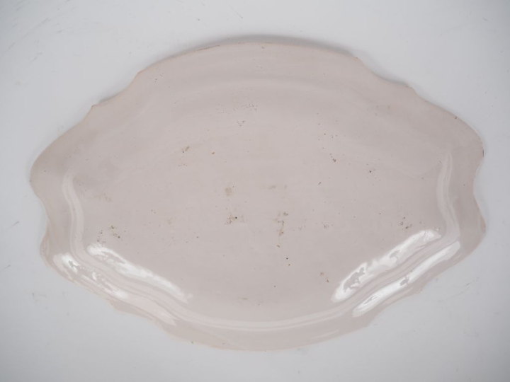 6 différents plats en faience XVIIIème et XIXème à décor polychrome. (