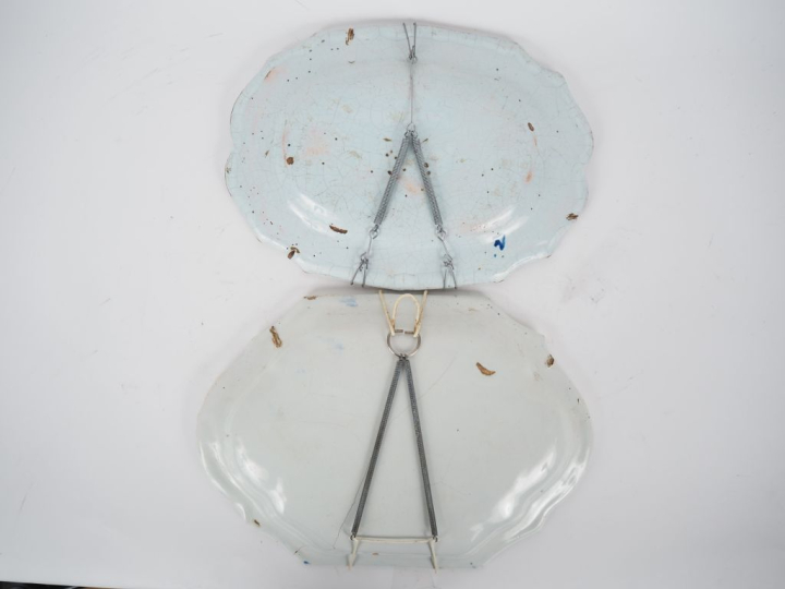 6 différents plats en faience XVIIIème et XIXème à décor polychrome. (