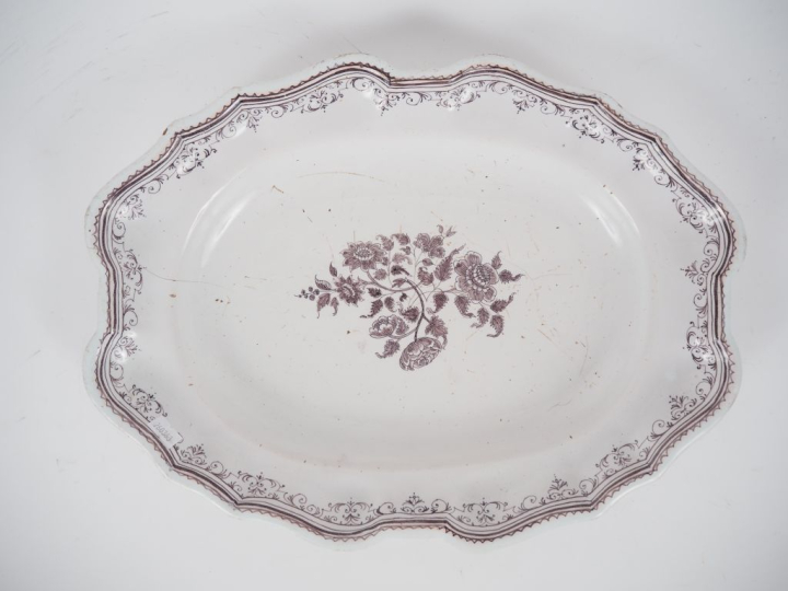 6 différents plats en faience XVIIIème et XIXème à décor polychrome. (