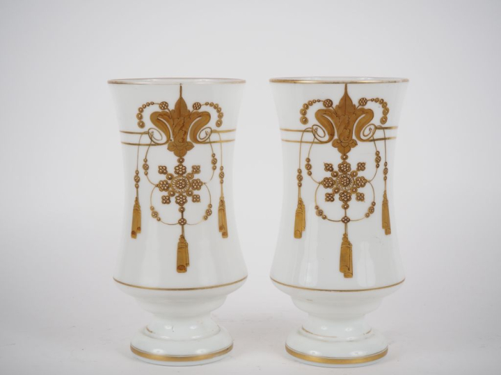 Paire de vases cornet fin XIXème en opaline blanche, à décor émaillé d