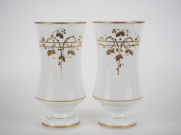 Paire de vases cornet fin XIXème en opaline blanche, à décor émaillé d