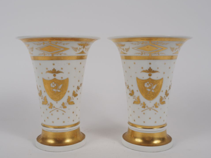 Paire de vases XIXème de style Empire en porcelaine de Paris, à décor 