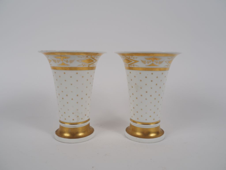 Paire de vases XIXème de style Empire en porcelaine de Paris, à décor 