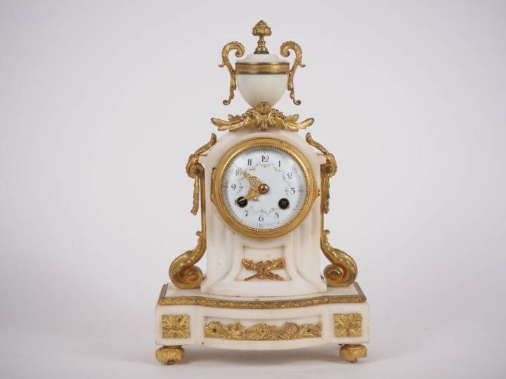 Pendule de cheminée de style Louis XVI en marbre blanc et bronze doré,
