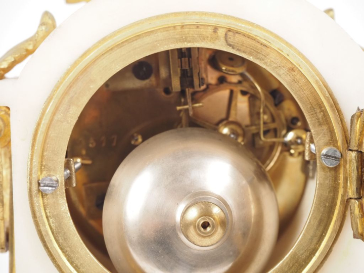 Pendule de cheminée de style Louis XVI en marbre blanc et bronze doré,