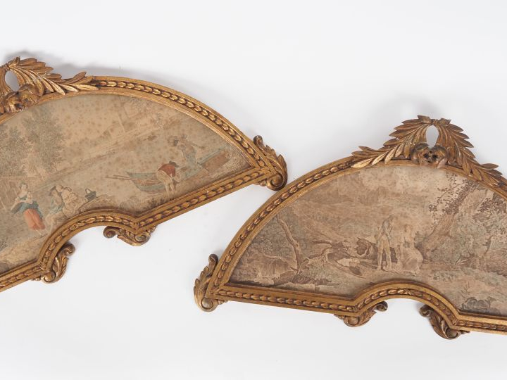 Dans des cadres en bois doré de style Louis XVI en forme d'éventail, p