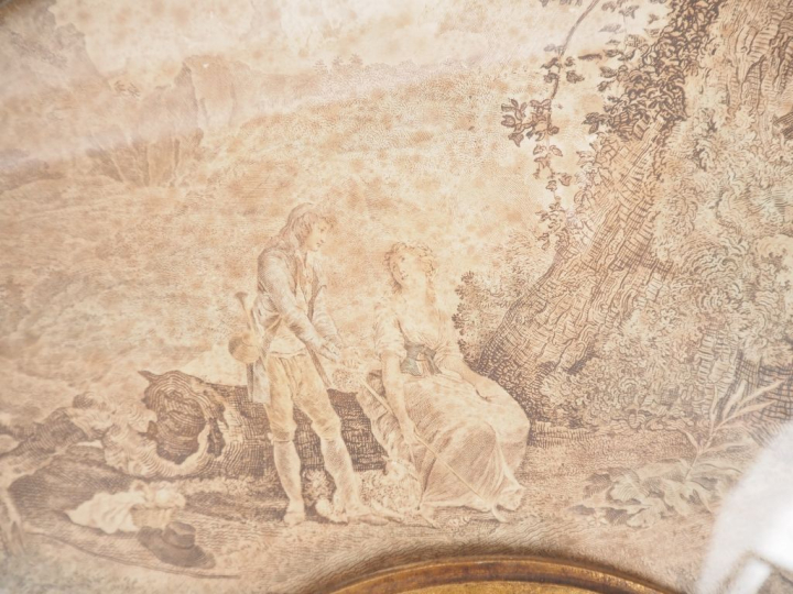 Dans des cadres en bois doré de style Louis XVI en forme d'éventail, p