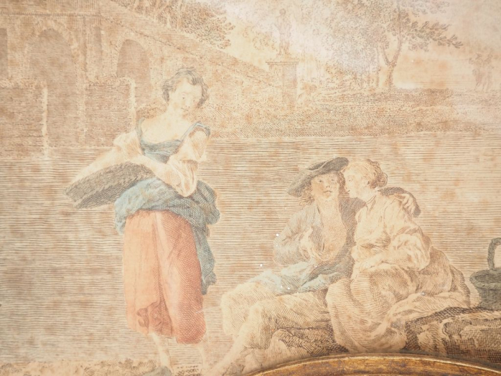 Dans des cadres en bois doré de style Louis XVI en forme d'éventail, p