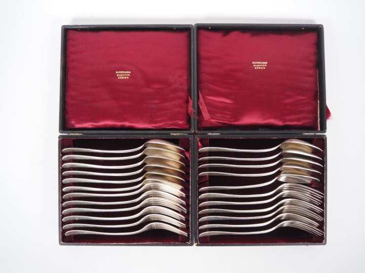 5 grands couverts en métal argenté Suisse, modèle uniplat monogrammé, 