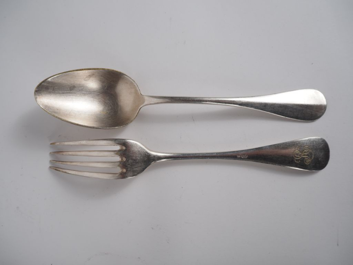 5 grands couverts en métal argenté Suisse, modèle uniplat monogrammé, 