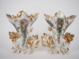 Vente aux enchères Paire de vases Napoléon III en porcelaine de Paris, à décor de bouquet