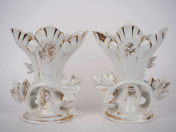 Paire de vases Napoléon III en porcelaine de Paris, à décor de bouquet