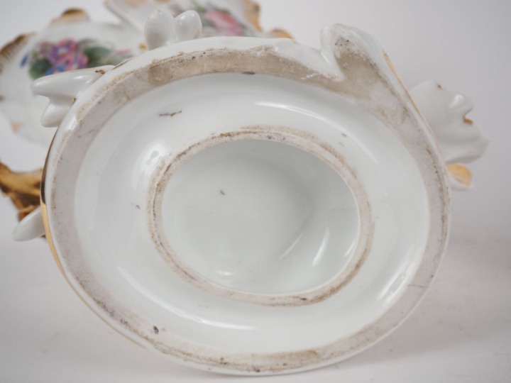 Paire de vases Napoléon III en porcelaine de Paris, à décor de bouquet