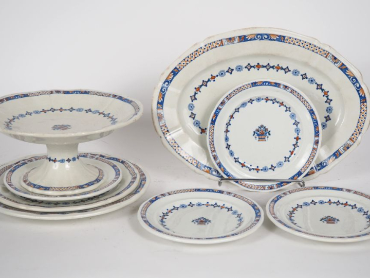 Partie de service de table en faience Manufacture Bourgeois, modèle "R