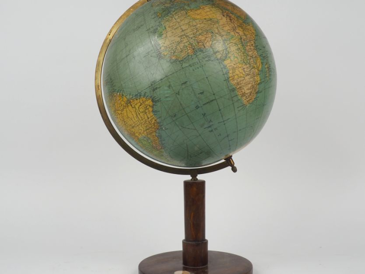 Globe terrestre sur son support en bois et laiton agrémenté d'une bous
