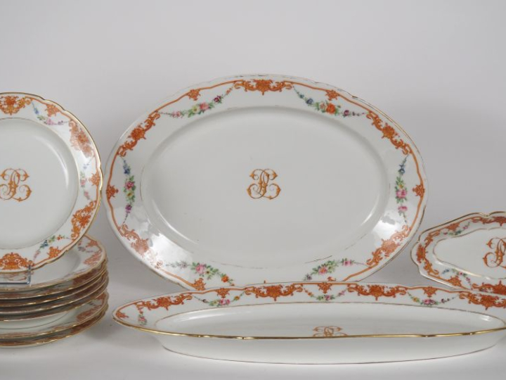 Partie de service de table 1900 en porcelaine à décor  de fleurettes p