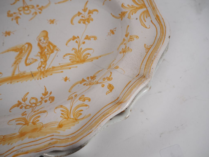 8 différentes assiettes en faience XVIIIème et XIXème.  (accidents et 