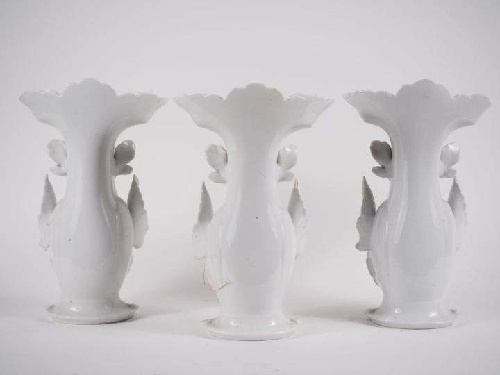 3 vases Napoléon III en porcelaine de Paris, à décor de bouquet de fle