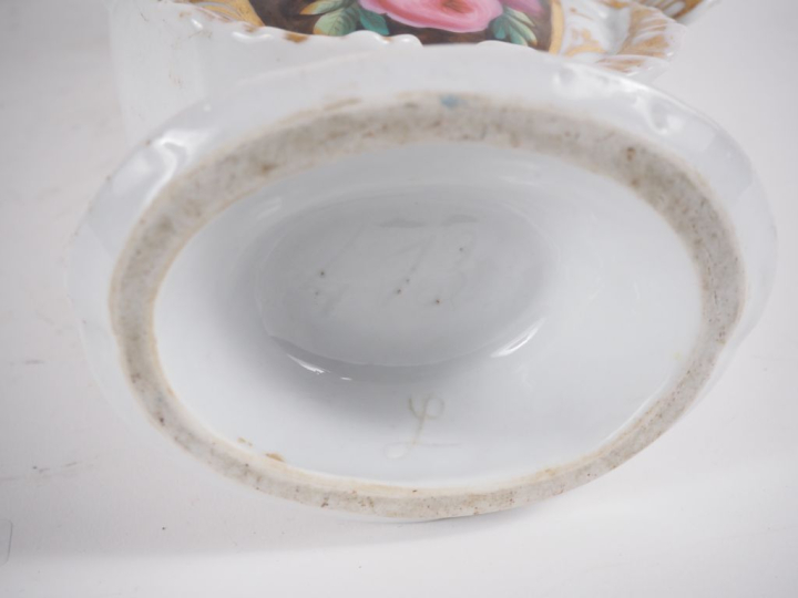 3 vases Napoléon III en porcelaine de Paris, à décor de bouquet de fle