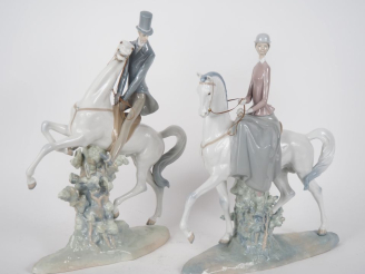 Vente aux enchères Paire de sujets en porcelaine polychrome "Couple de cavaliers". H. 49 