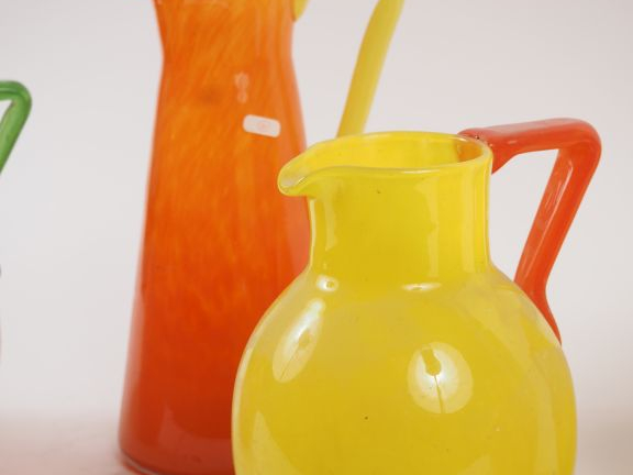 SCHNEIDER.  6 verseuses, 8 verres à anses, 12 verres à orangeade, deux