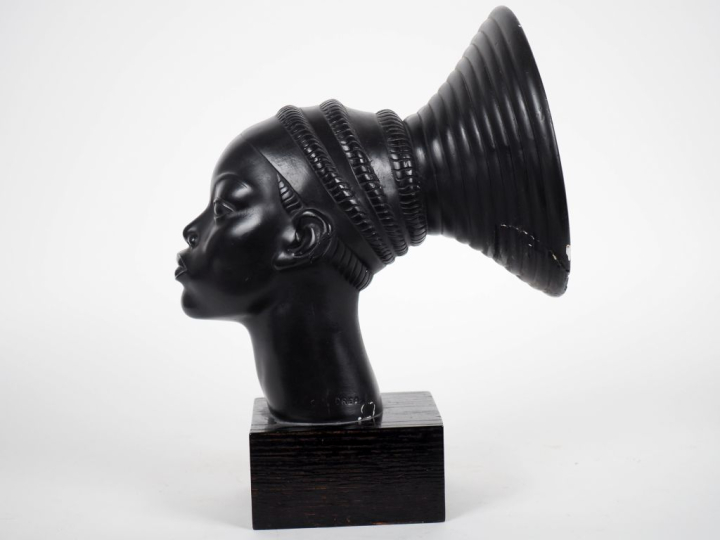C. ANDREA.  "Princesse africaine" Sculpture en plâtre laqué noir Signé