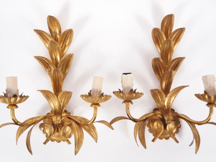 Paire d'appliques doubles en tôle dorée à décor de feuillage. H. 40 cm