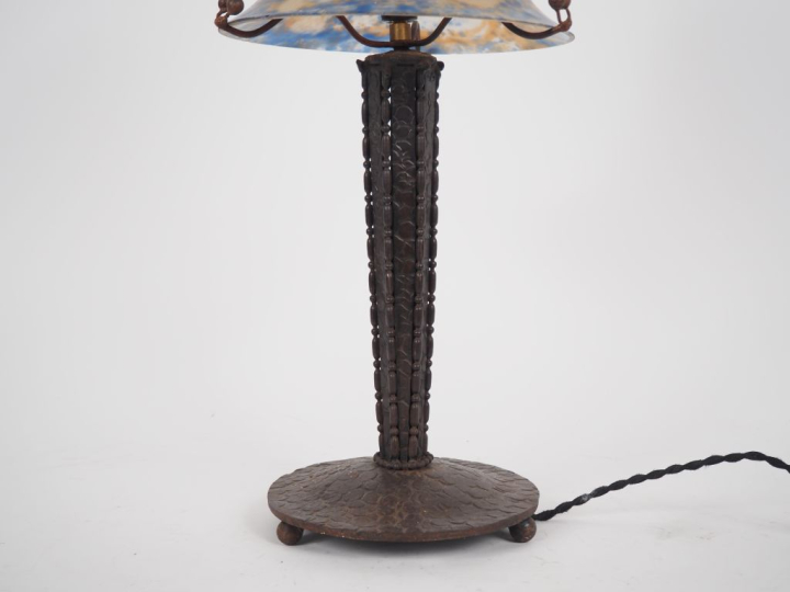 Lampe de bureau de style Art Déco, abat jour en verre poudré, piétemen
