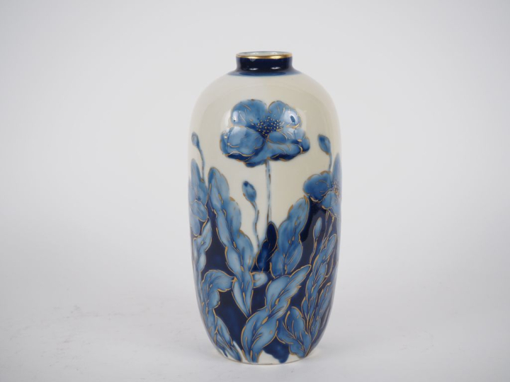 THARAUD à Limoges.  Vase en porcelaine à décor en camaieu de bleu reha