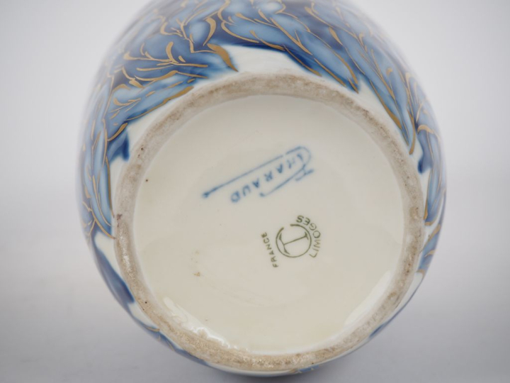 THARAUD à Limoges.  Vase en porcelaine à décor en camaieu de bleu reha