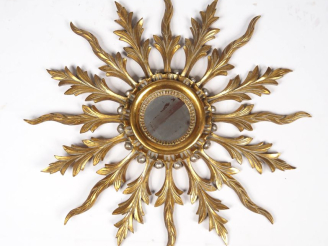 Vente aux enchères Miroir soleil en bois doré, à décor de palmes. H. 68 cm
