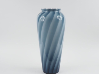 Vente aux enchères Vase en verre de Murano à décor nuancé bleu et blanc. H. 50 cm