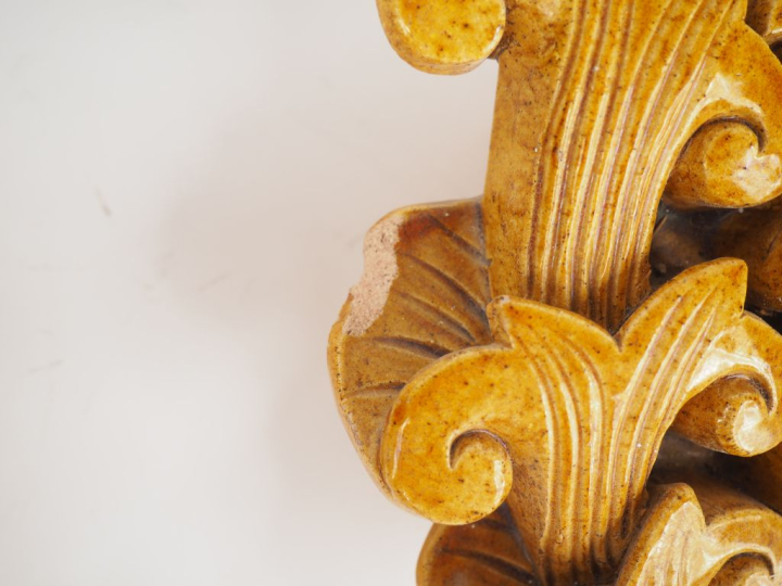 Paire d'appliques murales en terre vernissée ocre à décor de rinceaux 