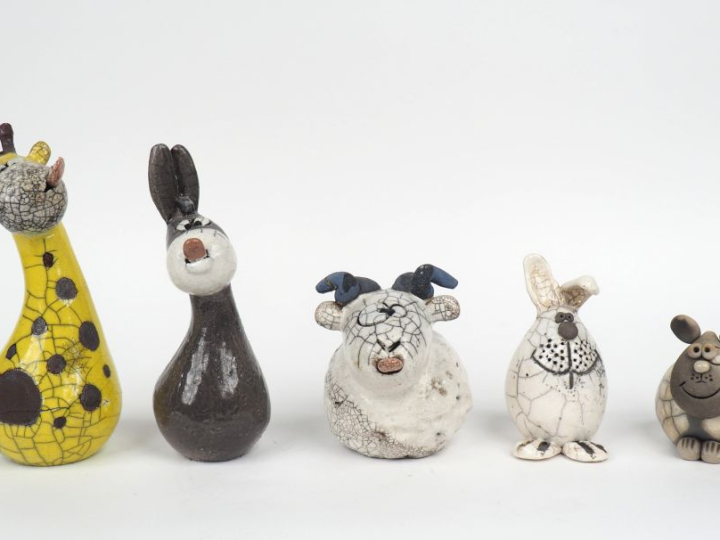 Ecole française XXème.  Suite de 5 animaux en céramique émaillée. H. 1