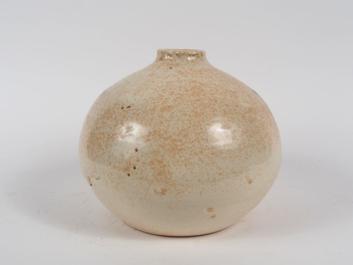 Vase boule en céramique mouchetée ocre. H. 22 cm