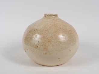 Vente aux enchères Vase boule en céramique mouchetée ocre. H. 22 cm