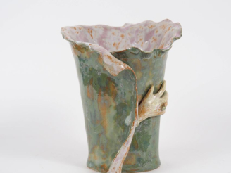 Vente aux enchères Vase en céramique contemporaine, à décor en relief de main de femme.  