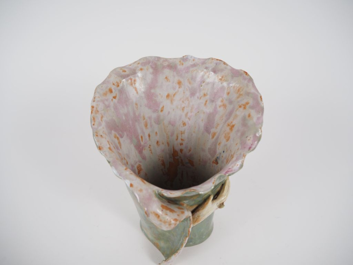 Vase en céramique contemporaine, à décor en relief de main de femme.  