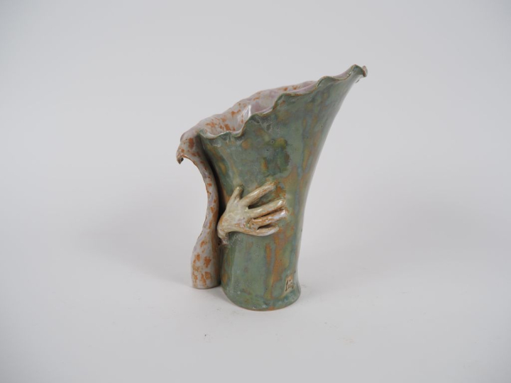 Vase en céramique contemporaine, à décor en relief de main de femme.  