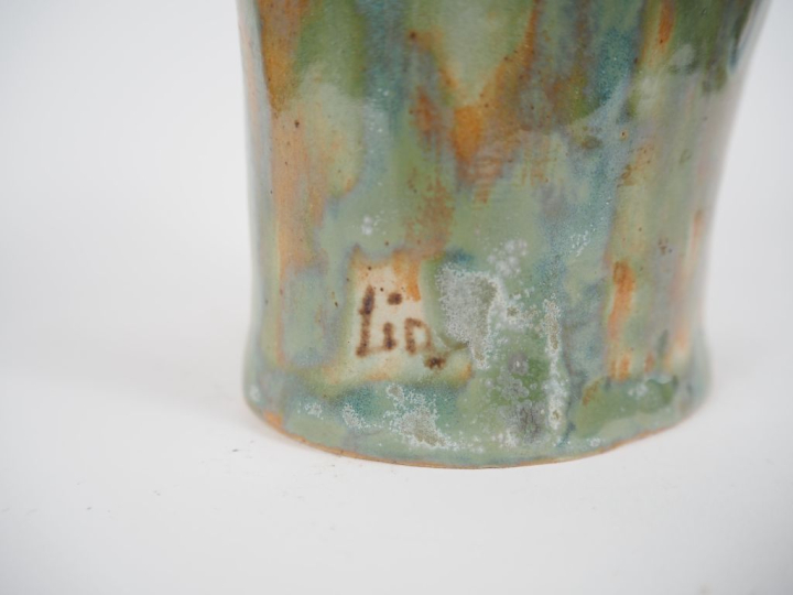 Vase en céramique contemporaine, à décor en relief de main de femme.  