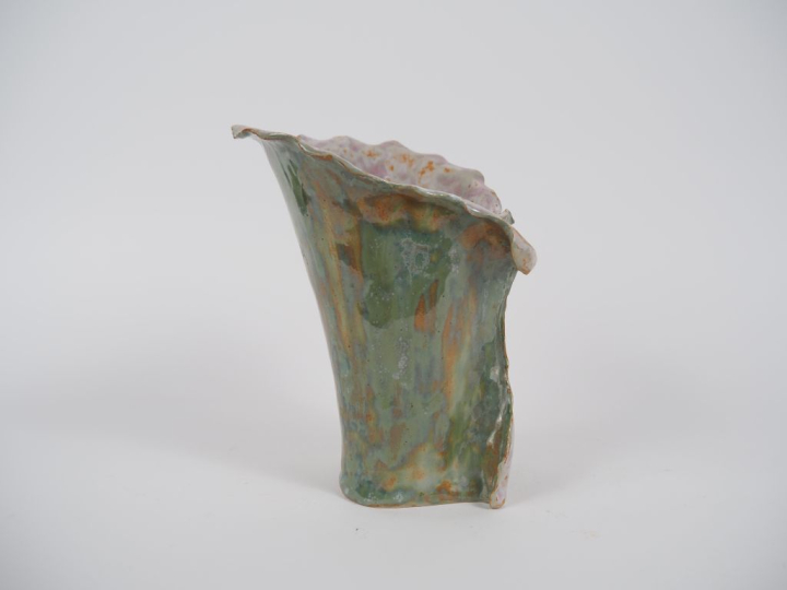 Vase en céramique contemporaine, à décor en relief de main de femme.  