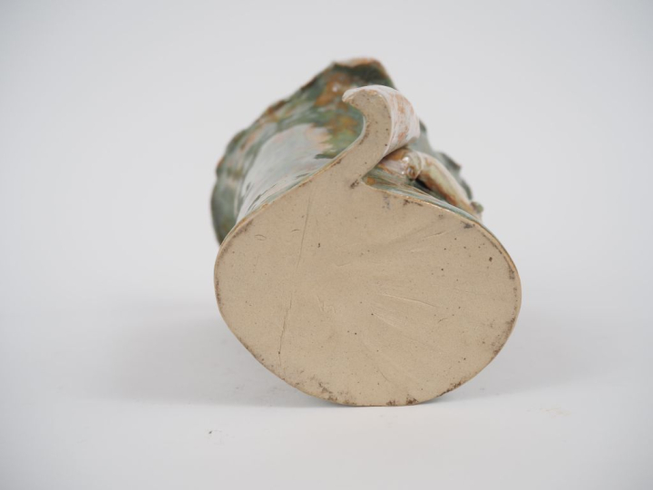 Vase en céramique contemporaine, à décor en relief de main de femme.  