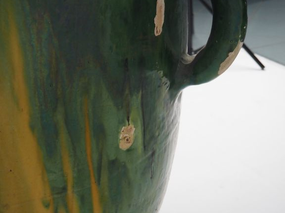 Grand pot de jardin en terre vernissée verte et jaune, à quatre anses,